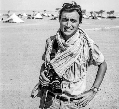 Arturo Pérez-Reverte joven con cámara